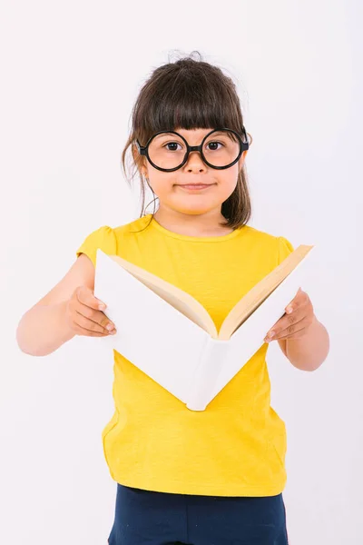 Menina Sorridente Vestindo Camiseta Amarela Óculos Pretos Redondos Segurando Livro — Fotografia de Stock