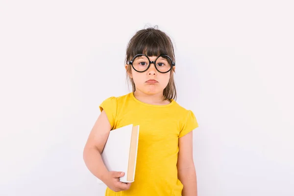 Kleines Mädchen Mit Ernster Geste Gelbem Shirt Und Runder Schwarzer — Stockfoto