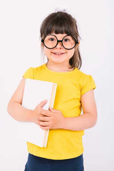 Mosolygó Kislány Sárga Pólóban Kerek Fekete Szemüveg Kezében Egy Könyvet — Stock Fotó
