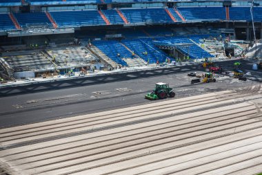 Madrid, İspanya - 03 Eylül 2021: Yenileme çalışmaları sırasında Santiago Bernabeu, Real Madrid futbol stadyumu.