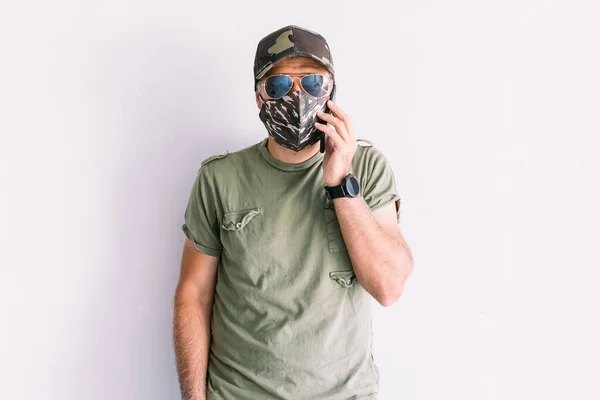 Homme Militaire Vêtu Une Casquette Camouflage Lunettes Soleil Masque Camouflage — Photo