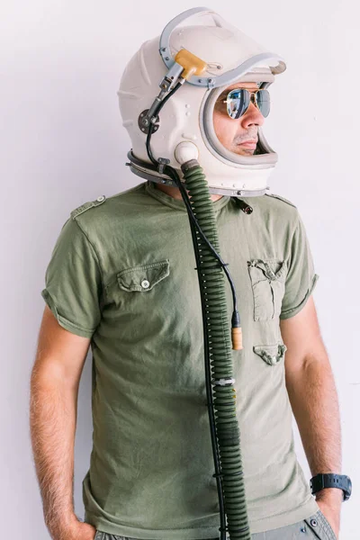 Homme Militaire Avec Cosmonaute Astronaute Lunettes Soleil Sur Mur Blanc — Photo