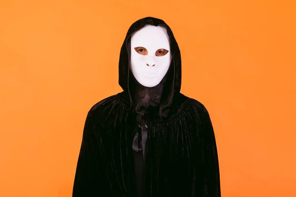 Portret Osoby Białej Masce Mordercy Halloween Pelerynie Kapturze Patrzącej Kamerę — Zdjęcie stockowe
