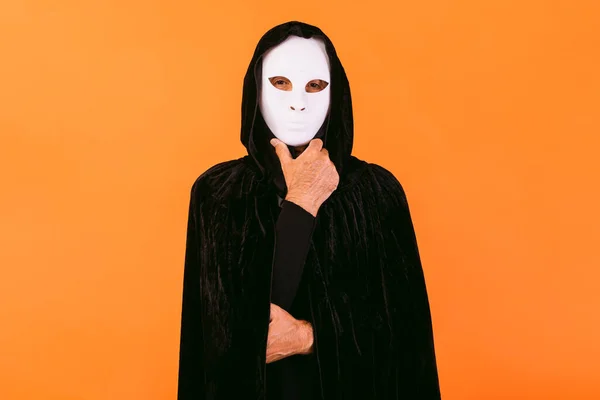 Porträtt Person Med Vit Halloween Mördare Mask Cape Och Huva — Stockfoto