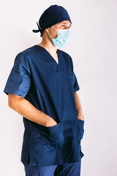 Krankenpfleger Arzt Oder Tierarzt Mit Blauer Maske Und Dunkelblauer Uniform — Stockfoto