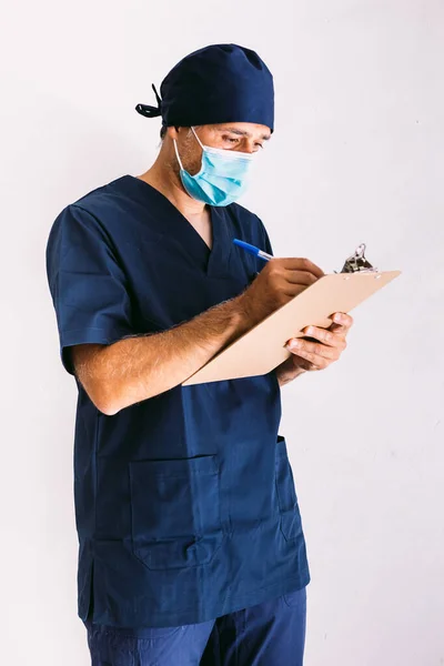 Enfermeira Médico Veterinário Uniforme Azul Com Máscara Azul Numa Janela — Fotografia de Stock