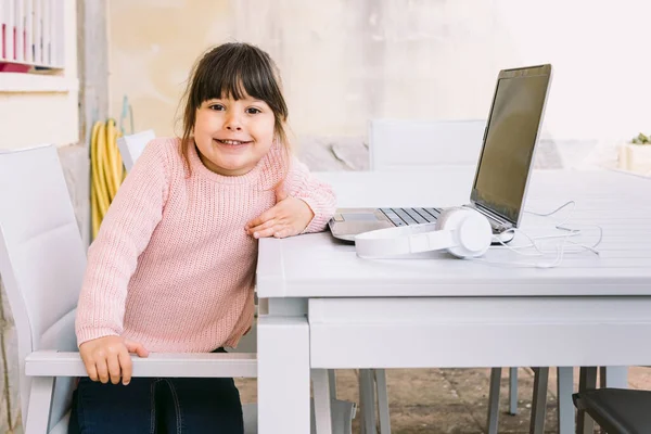 Vista Frontal Menina Vestindo Suéter Rosa Sentado Frente Laptop Olhando — Fotografia de Stock