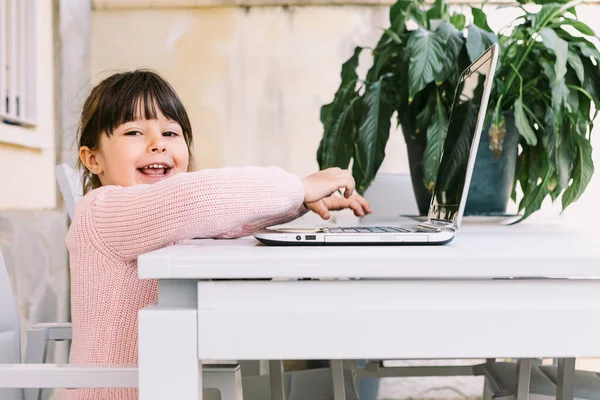 Vista Lateral Menina Vestindo Suéter Rosa Sentado Frente Laptop Olhando — Fotografia de Stock