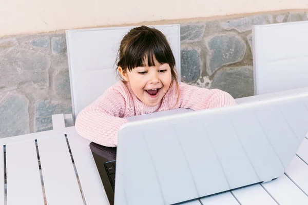 Vista Frontal Menina Vestindo Suéter Rosa Sentado Frente Laptop Terraço — Fotografia de Stock