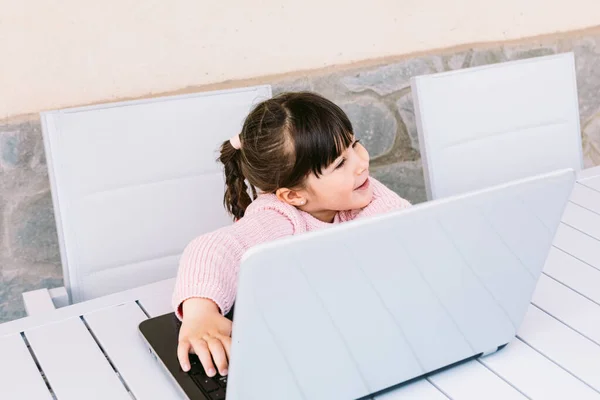 Vista Frontal Menina Vestindo Suéter Rosa Sentado Frente Laptop Terraço — Fotografia de Stock