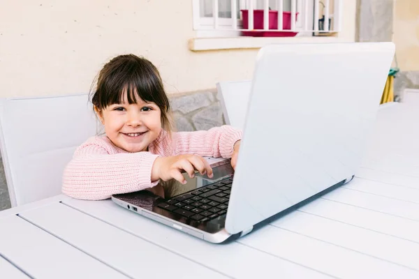 Vista Lateral Menina Vestindo Suéter Rosa Sentado Frente Laptop Terraço — Fotografia de Stock