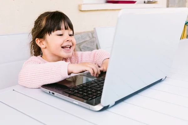 Vista Frontal Menina Vestindo Suéter Rosa Sentado Frente Laptop Terraço — Fotografia de Stock