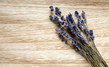 ahşap zemin üzerinde lavanta