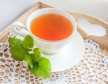 çay bardağı taze nane yaprakları ile