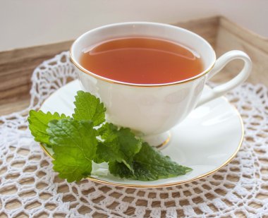 çay bardağı taze nane yaprakları ile