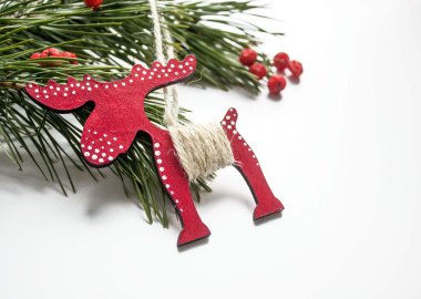 Noel ağacı dalı ve geyik arka plan. Seçici odak.