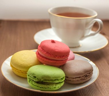 Çay ile renkli lezzetli macaroons