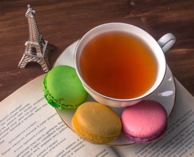 Çay ile renkli lezzetli macaroons