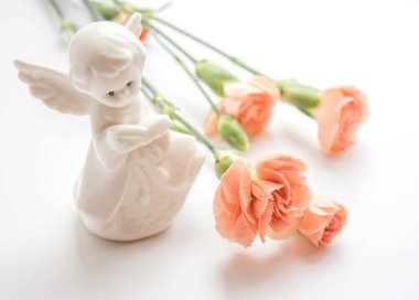 Melek ve çiçek (karanfil)