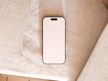 Pürüzsüz bir yüzeye yerleştirilmiş şık bir telefon ekran modeli..