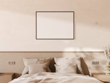 Sakin, çağdaş bir yatak odasında yatağın üzerinde asılı şık bir çerçeve..