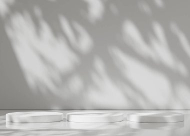 İnce doğal gölgeli üç beyaz podyum düz beyaz arka plan üzerine dökülüyor..