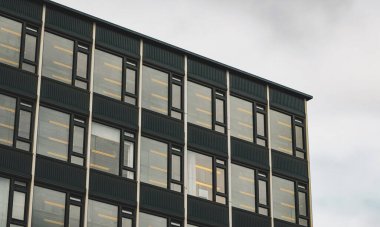 Gökyüzü arkaplanı bulutlu yüksek ofis binası pencereleri