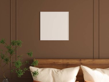 Yumuşak yastıklı ahşap yatak ve duvarda asılı boş fotoğraf çerçevesi..