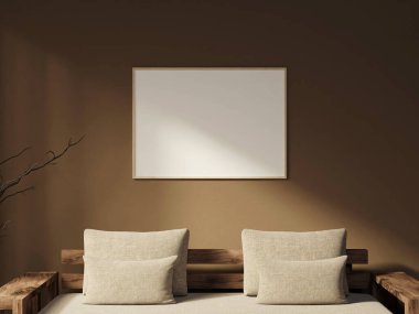 Ahşap çerçeve bir yatağın üzerindeki sıcak kahverengi duvarda.