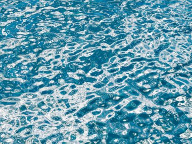 Yüksek kontrastlı parlak mavi okyanus yüzeyi beyaz dalgalanmalarla