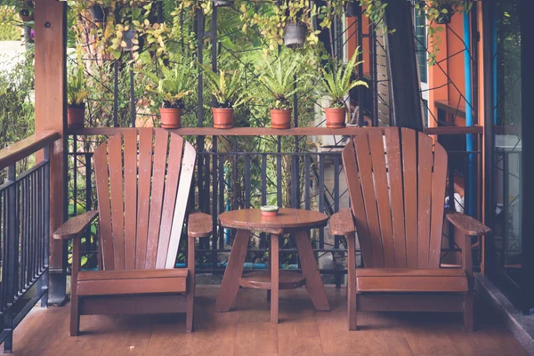 Casal cadeiras de madeira e mesa no jardim fresco — Fotografia de Stock
