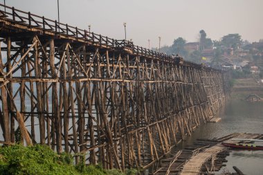 Köy yakınındaki nehirde sangklaburi, Kanchanaburi, Tayland