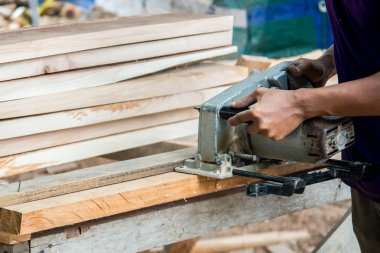 Marangoz ahşap tahta onun aracı ile kesme.