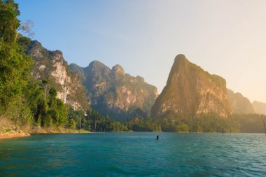 Güzel güneş ve deniz. dağ ve deniz. ada deniz ve gündoğumu.