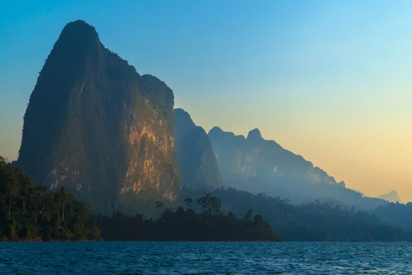 Güzel gün batımı ve deniz ve dağ gibi görünmek Island'da Suratt