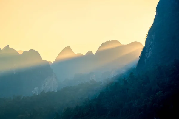 Güzel gün batımı ve güneş dağ, dağ güneş arasında