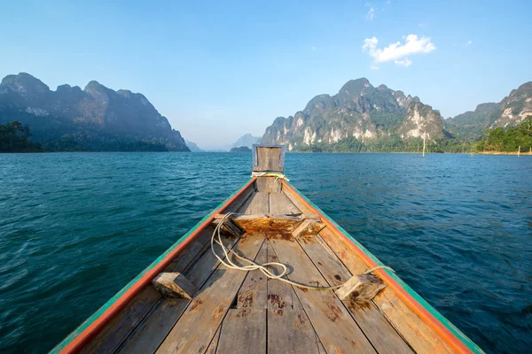Παλιά ξύλινη βάρκα επικεφαλίδα στο νησί στην Ταϊλάνδη — Φωτογραφία Αρχείου