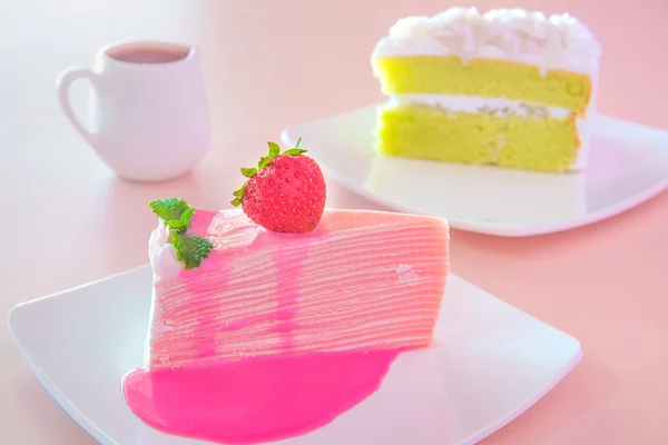 Tatlı krep pasta üstüne çilek ile. — Stok fotoğraf