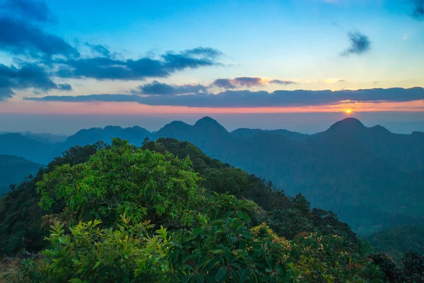 Ηλιοβασίλεμα στο βουνό στην Ταϊλάνδη — Φωτογραφία Αρχείου