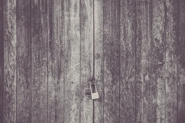 ahşap kapı kilitli