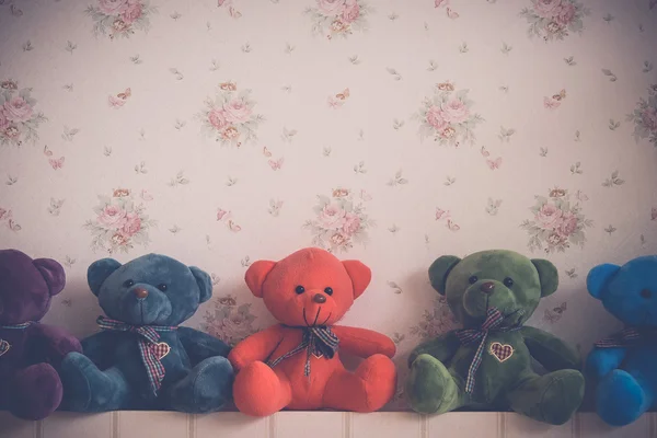 Vintage oyuncak ayı oyuncak bebek ve tatlı arka plan