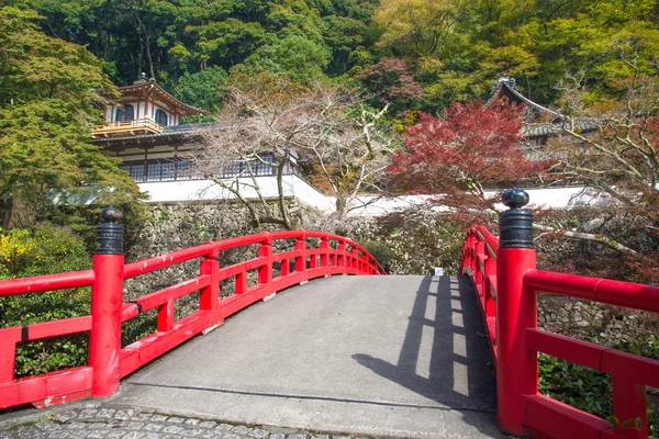 Красный мост и храм осенью . — стоковое фото