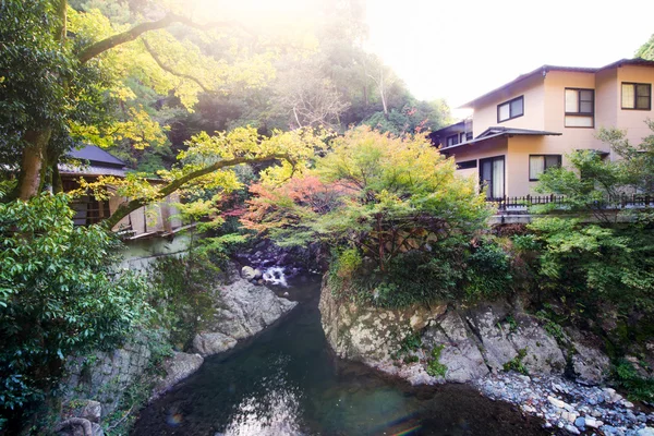 Casa e folha colorida sobre o rio no japão — Fotografia de Stock