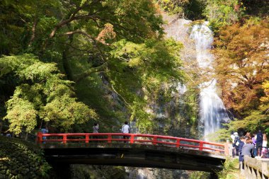 Minoh sonbahar ve turist ile Köprü