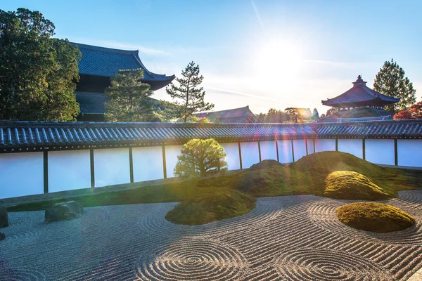 Eski Japonca tapınak ve güneş ışığı ile Japon bahçesi