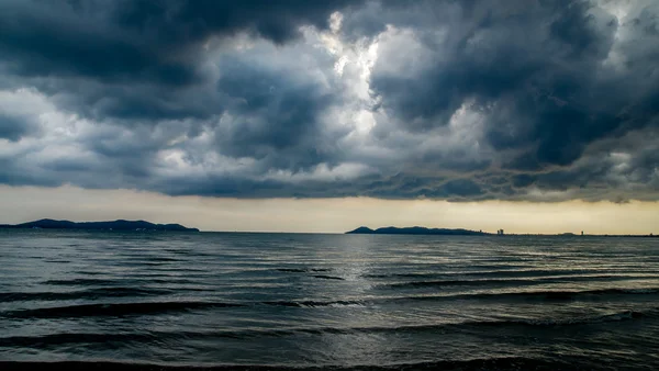 Nube azul oscuro en el mar Fotos de stock