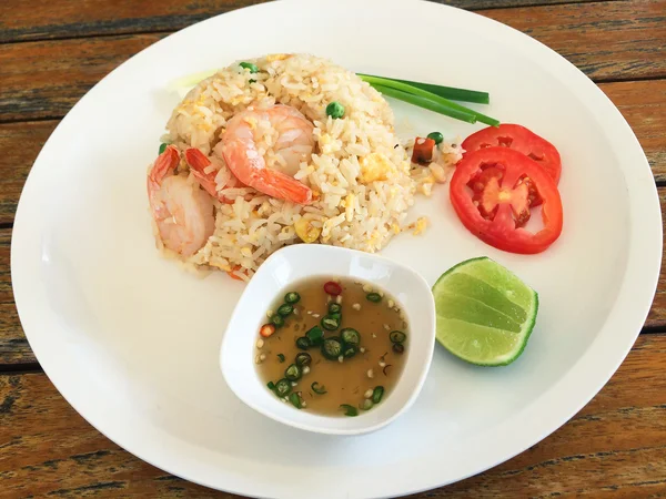 Жареный рис с креветками, тайская кухня стиль селективный фокус — стоковое фото