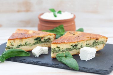 Ispanaklı ve peynirli turta. Ispanaklı Yunan turtası ve Feta peyniri..