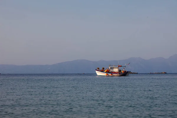 Kleines Fischerboot Auf Dem Meer — Stockfoto