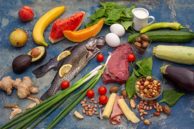 Yemek seçimi kalp ve kan damarları için iyidir. Etli, balıklı ve sebzeli sağlıklı organik besin. Ketojenik düşük karbonhidrat diyeti.